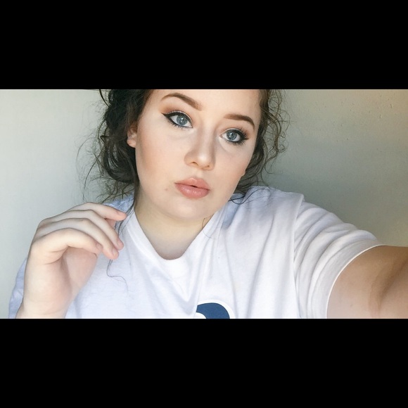 Profile Picture of Haylee Wahrenberger (@its_hayleexo) on Poshmark