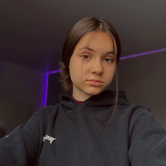 Profile Picture of Daphnée Hainault (@dhainault) on Poshmark