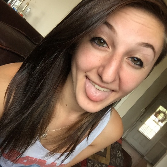 Profile Picture of Lauren Scandrol (@sooperfli) on Poshmark