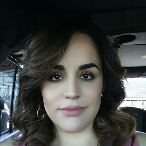 Profile Picture of Ariana Venzor (@avenzor09) on Poshmark