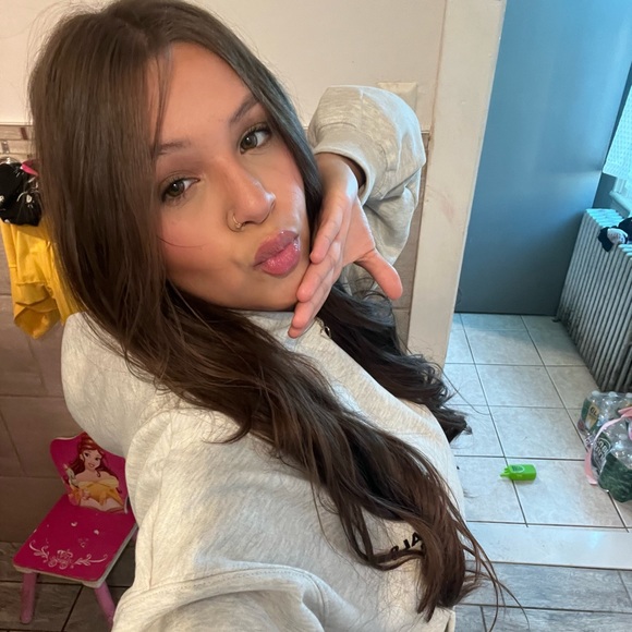 Profile Picture of Yohana Alarcon (@yohana_alarcon) on Poshmark