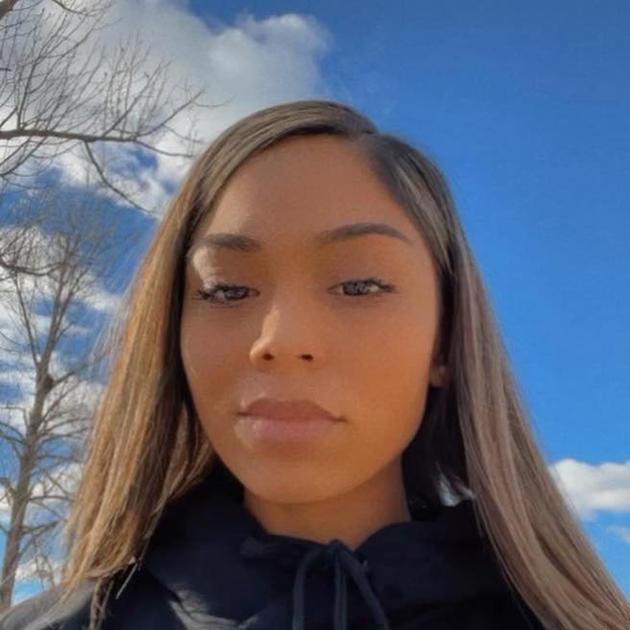 Profile Picture of Aliza Castro (@aaaaliza_) on Poshmark