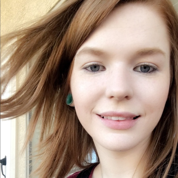 Profile Picture of Samantha Wolek (@samwolek) on Poshmark