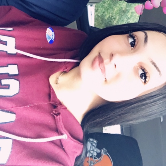 Profile Picture of Soldby Ambs (@soldbyambs) on Poshmark