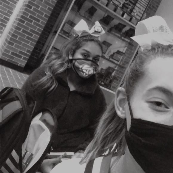 Meghan Lindenbusch - Poshmark Profile Picture of Meghan Lindenbusch (@meghanlindd) on Poshmark