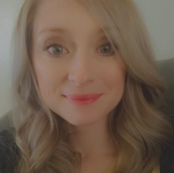 Profile Picture of Lori Vaught (@loriannvaught) on Poshmark
