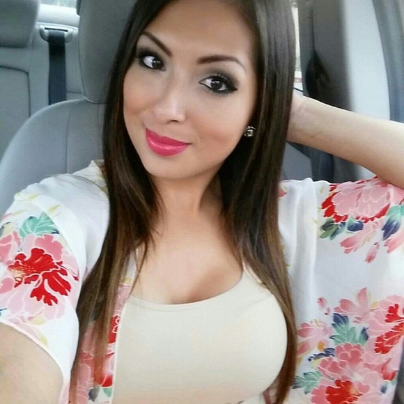Profile Picture of Natalie Rivas (@natalienic) on Poshmark