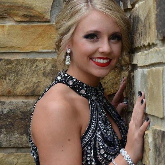 Profile Picture of Laney Tiffee (@laneytiffee) on Poshmark