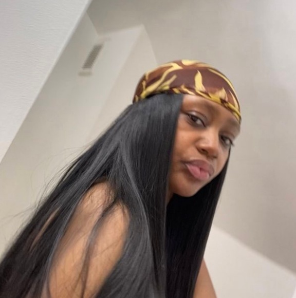 Profile Picture of Danielle Gnat (@daniegotti) on Poshmark