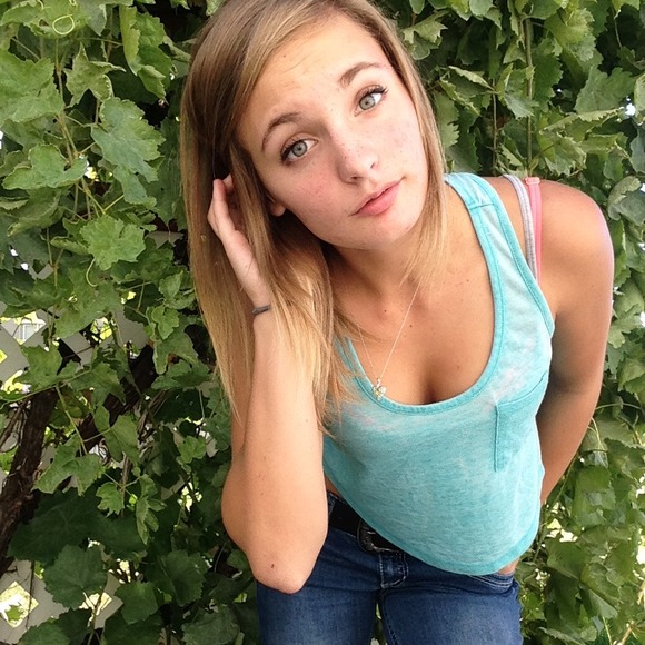 Profile Picture of Stephanie Shoop (@stephaniefaith) on Poshmark