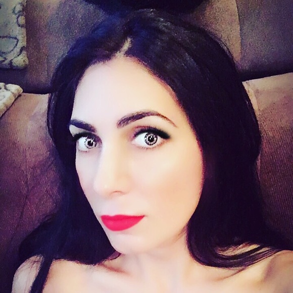 Profile Picture of Bianca Popa (@biancapopa) on Poshmark