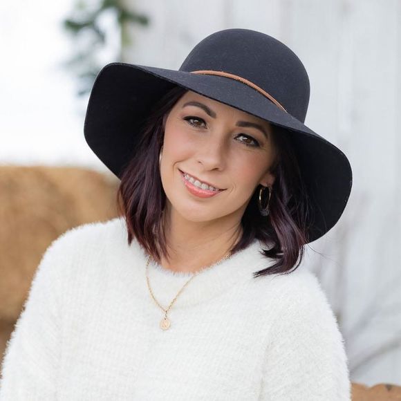 Profile Picture of Nikki Nugier (@nnugier) on Poshmark