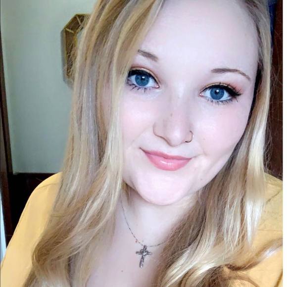 Profile Picture of Carly Richards (@carlyrosie) on Poshmark