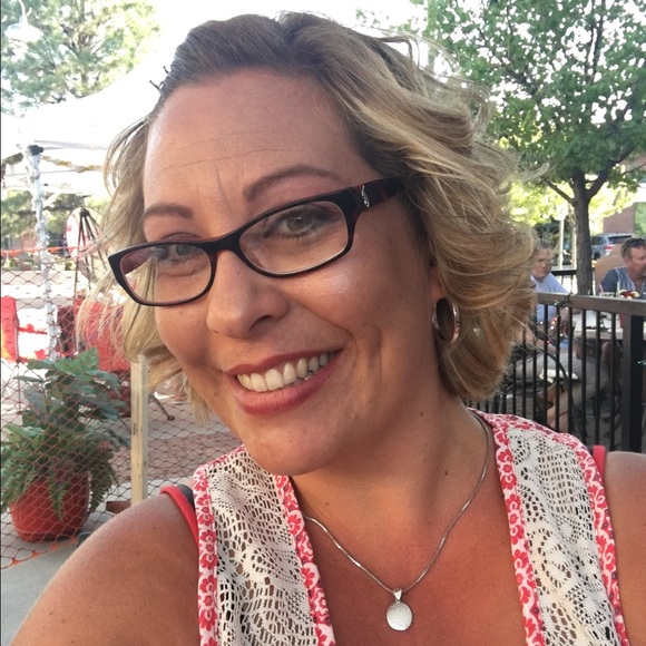 Profile Picture of Dawn Calvert (@dcalverthb) on Poshmark