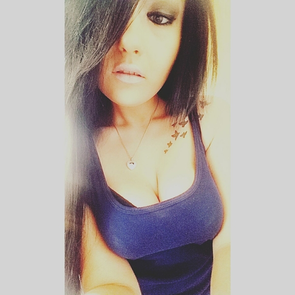 Profile Picture of Haley Corbin (@sunkissedbabe21) on Poshmark