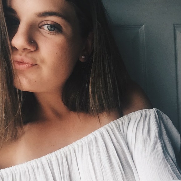 Profile Picture of Lauren Polanski (@lubydoobydoo7) on Poshmark