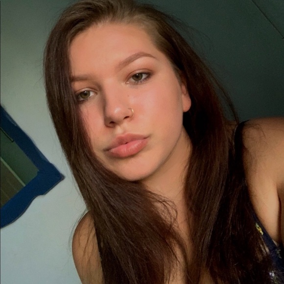 Profile Picture of Emily Honaker (@emilyhonaker) on Poshmark