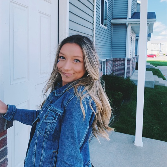 Profile Picture of Olivia Puchalski (@oliviapuchalski) on Poshmark