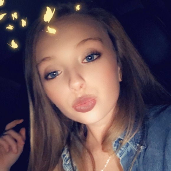 Profile Picture of Anna Mcgee (@annetticonfetti) on Poshmark