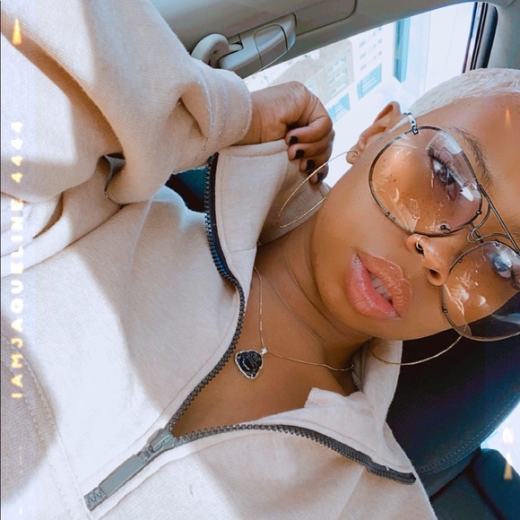 Profile Picture of Ashley Dew (@ablondee) on Poshmark