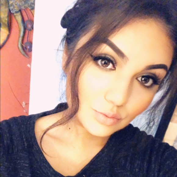 Profile Picture of Adriana Vallejo (@adriana_vallejo) on Poshmark