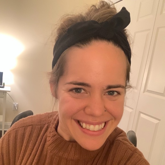 Profile Picture of Donelle Henderlong (@elle8919) on Poshmark