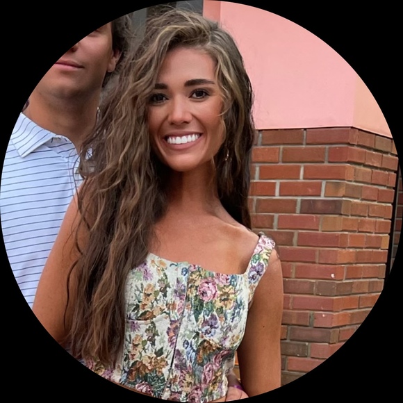 Profile Picture of Olivia Walls (@olivia1_walls) on Poshmark