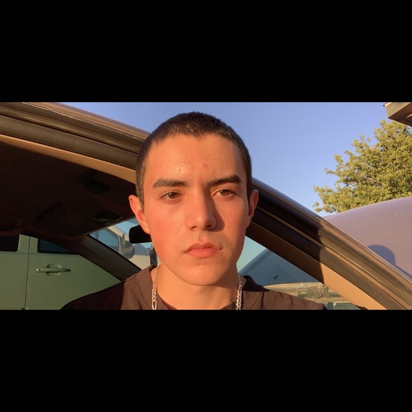 Profile Picture of Chris Giron (@chrisgiron02) on Poshmark