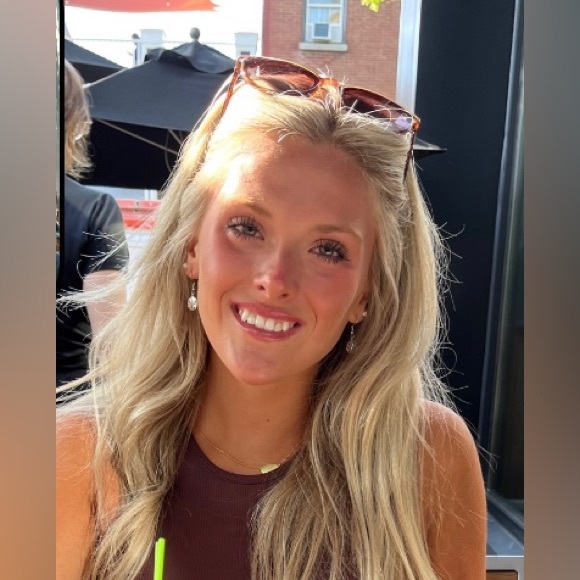 Profile Picture of Madison Blickos (@madisonblickos) on Poshmark