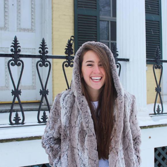Profile Picture of Sam Mclaughlin (@samm2724) on Poshmark