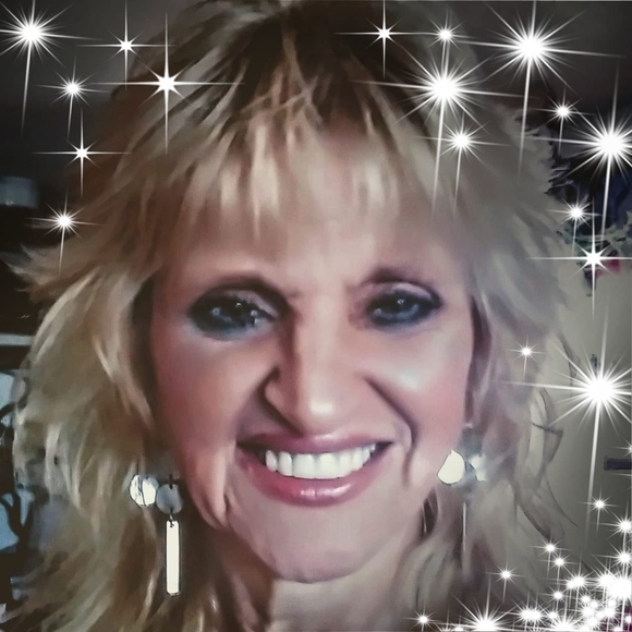 Profile Picture of Elaine Rennie (@elainerennie) on Poshmark