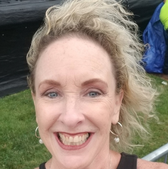 Profile Picture of Jill Hinkelman (@curlybelle72) on Poshmark