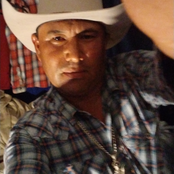 Profile Picture of Roberto Cas (@casroberto05) on Poshmark