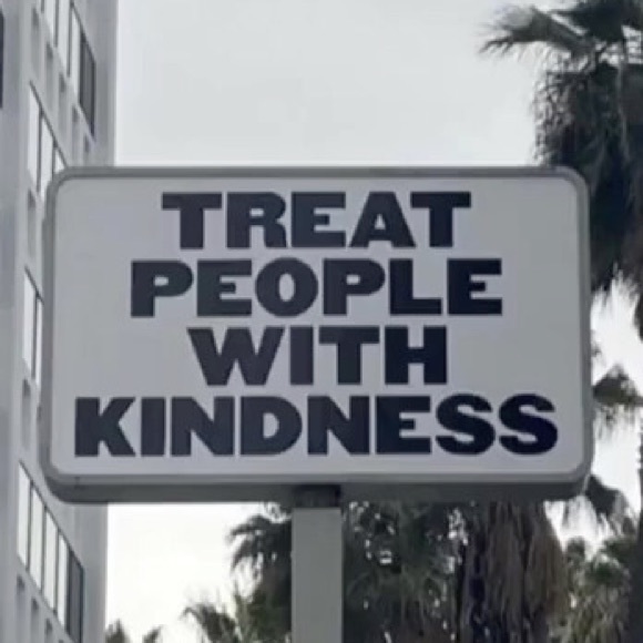 Profile Picture of Jess Thomas (@jessiethom314) on Poshmark