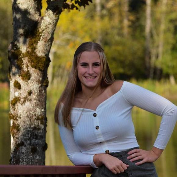 Profile Picture of Allison Mazukelli (@allisonmaz) on Poshmark