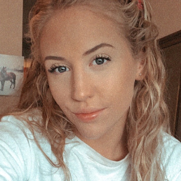 Profile Picture of Anne Ryan (@annielouwho_) on Poshmark