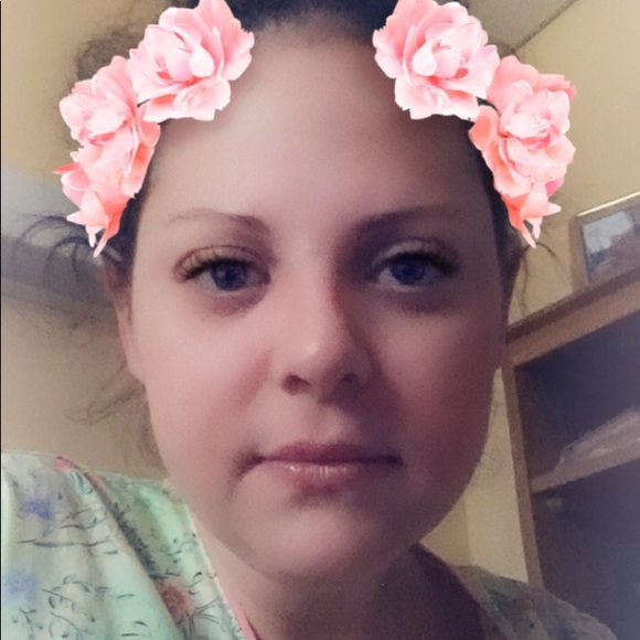 Profile Picture of Avery Waldbaum (@averywaldbaum) on Poshmark