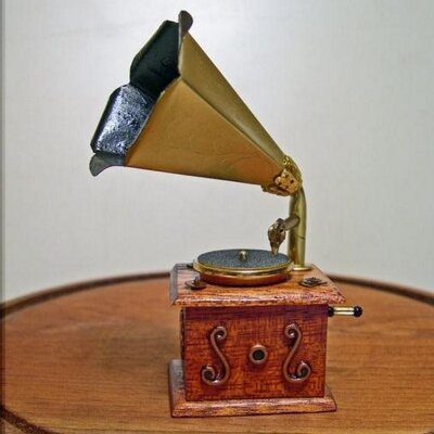 Profile Picture of Brenda & Keith (@GuessTheTheme) on Twitter