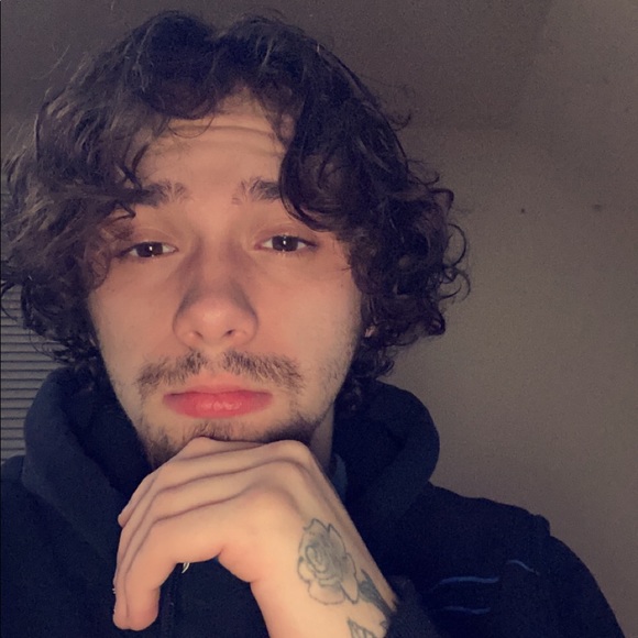 Profile Picture of Julian Moorehead (@julianmoorehead) on Poshmark