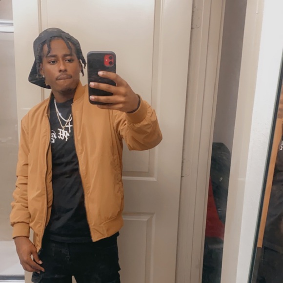 Profile Picture of Chris Louis (@chrislouis333) on Poshmark