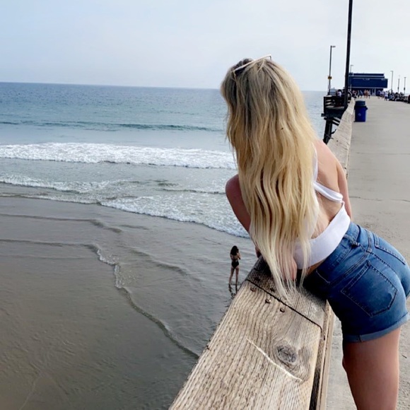 Profile Picture of Darrah Lincoln (@darrahlincoln) on Poshmark