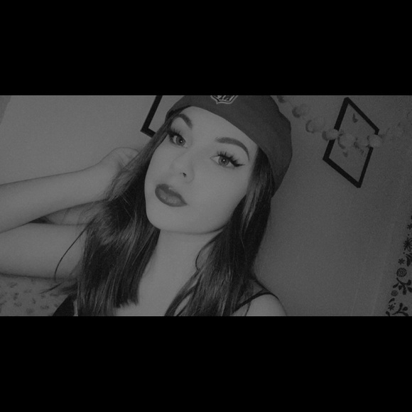 Profile Picture of Alexis Hartwig 💛 (@xalexishartwig) on Poshmark