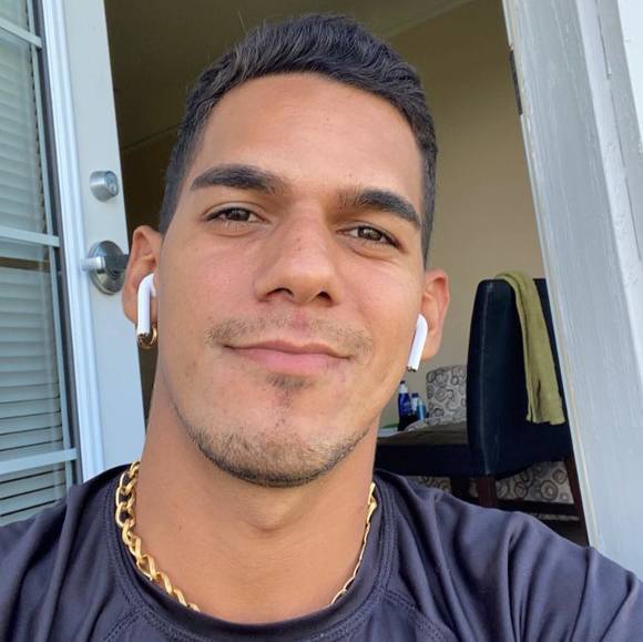 Profile Picture of Leonardo Felix (@felixpaixao0) on Poshmark