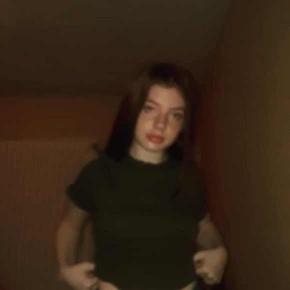 Profile Picture of Clare Sandelli (@claresapphire) on Poshmark