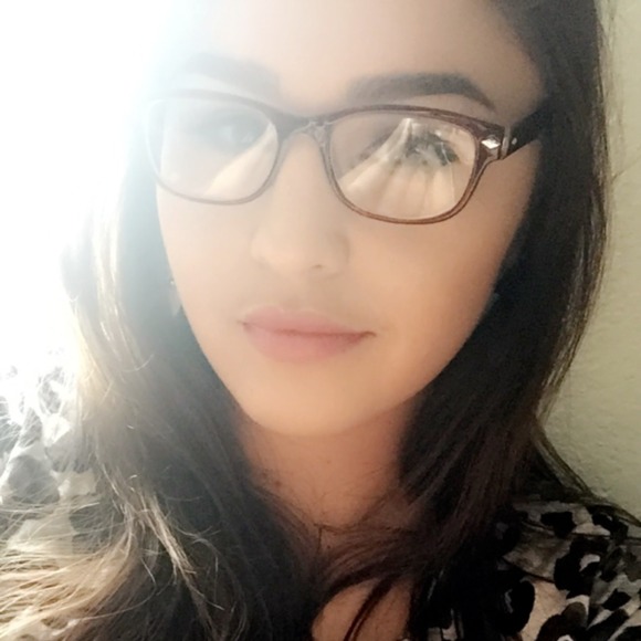 Profile Picture of Shawna Olson (@shawnziie90) on Poshmark