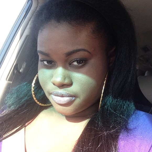 Profile Picture of Shellon Farrier (@shellon1) on Poshmark