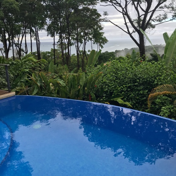 Profile Picture of Melissa Nicolini (@melissanicolink) on Poshmark