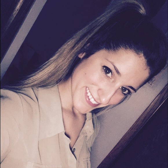 Profile Picture of Allie Williard (@allisonkellyw) on Poshmark