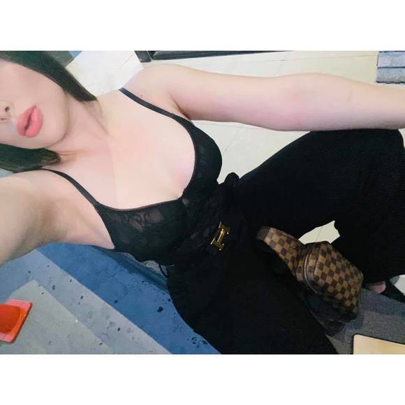 Profile Picture of Andrea Daniel (@andreadaniel_) on Poshmark