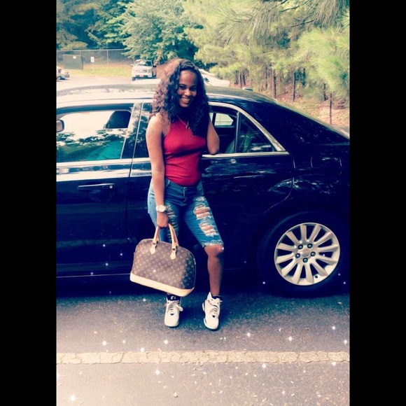 Profile Picture of Andrea Wright (@mommygirl21) on Poshmark